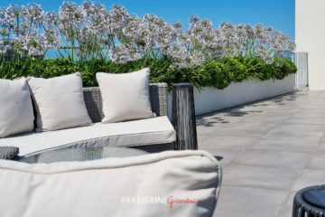 Giardini sospesi con arredamento su terrazzo