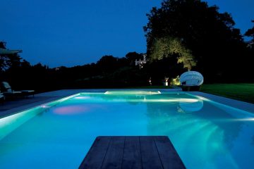La piscina illuminata di notte