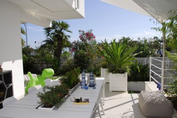 piccolo giardino, tavolo, garden design, design idea, giardino idea, fronte mare