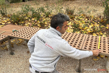 Ristrutturazione giardino RSA Maestà Due montaggio seduta