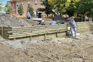 palizzata legno giardino RSA Maestà Due sedile legno