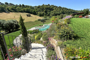 Ristrutturazione giardino del casale in campagna scala in travertino