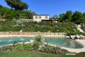 Ristrutturazione giardino del casale in campagna con piscina naturale