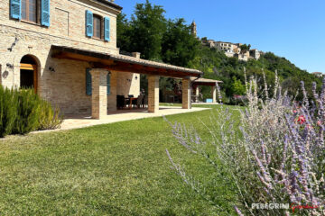 Ristrutturazione giardino del casale in campagna con vista sul borgo