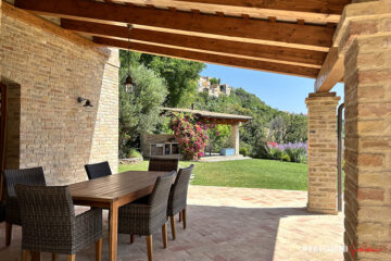 Ristrutturazione giardino del casale in campagna pergolato