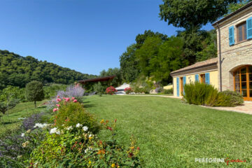 Ristrutturazione giardino del casale in campagna prato fronte casale