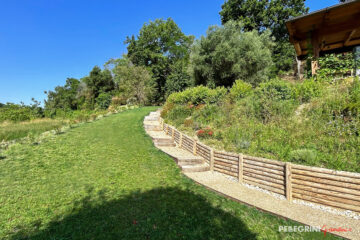 Ristrutturazione giardino del casale in campagna palizzata di contenimento