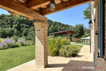 Ristrutturazione giardino del casale in campagna pergolato