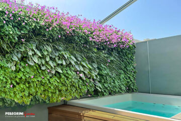 Giardino verticale fiorito con minipiscina idromassaggio