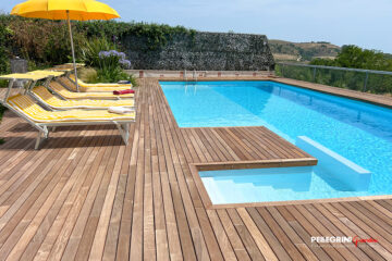 piscina-azzurra-pavimento-legno