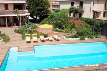 Giardino-stile-tropicale-piscina-pavimento-in-legno-drone