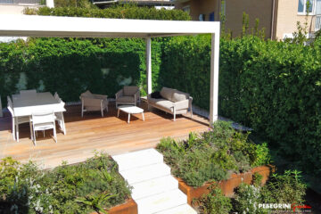 Gazebo-in-giardino-legno-e-scala