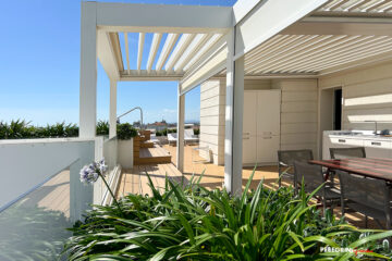 Fioriere con Agapanthus e pergola Bioclimatica su terrazzo vista mare