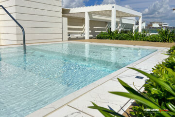 Minipiscina idromassaggio su terrazzo vista mare