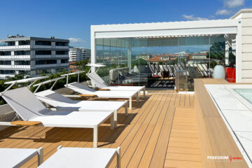 Zona prendisole e zona relax nella pergola su terrazzo vista mare