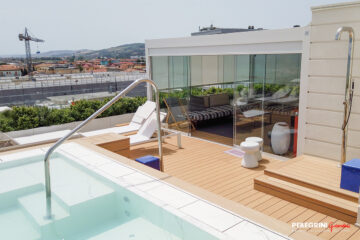 Pergola bioclimatica vetrata e minipiscina idromassaggio su terrazzo vista mare