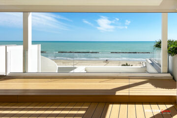 Vista mare del terrazzo dalla pergola Bioclimatica