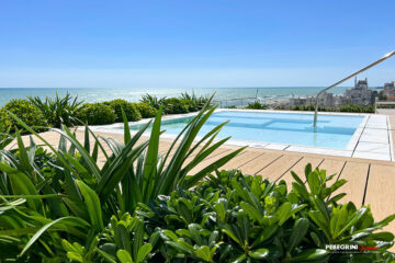 Minipiscina idromassaggio con fioriere su terrazzo vista mare