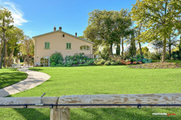 Vista prato agriturismo con sentiero in ghiaia