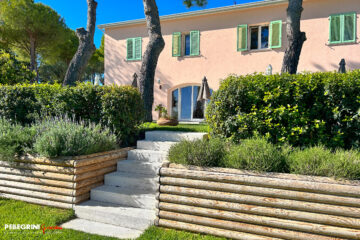 Scala in travertino con palizzata in legno