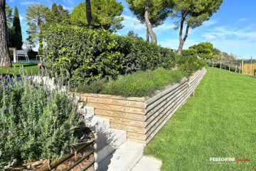 Palizzate controterra in legno e scala in travertino