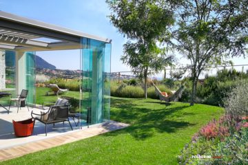 Giardino-con-pergola-bioclimatica-e-scarpata-piantumata