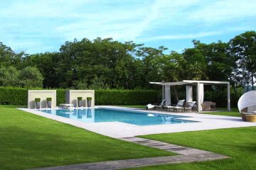 Path to the swimming pool in wood