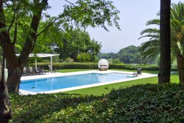 View of the pool with Acacia trees