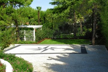 Floor decorations at the garden entrance